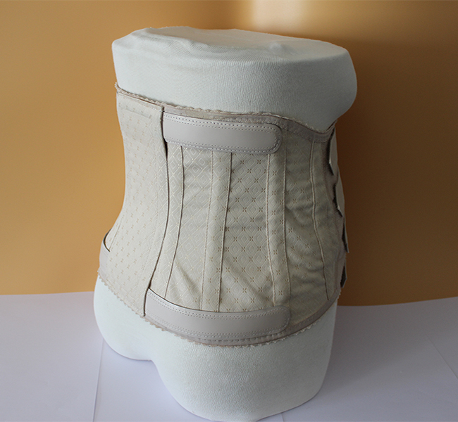 Seitenansicht eines Überbrückungsmieders zur Fixierung des Rumpfes durch eine H-Rahmenkonstruktion